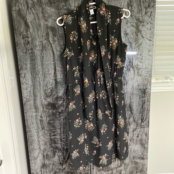 Another Story Medium Black Floral Sleeveless Dress 🌸✨ - Picture 3 of 10